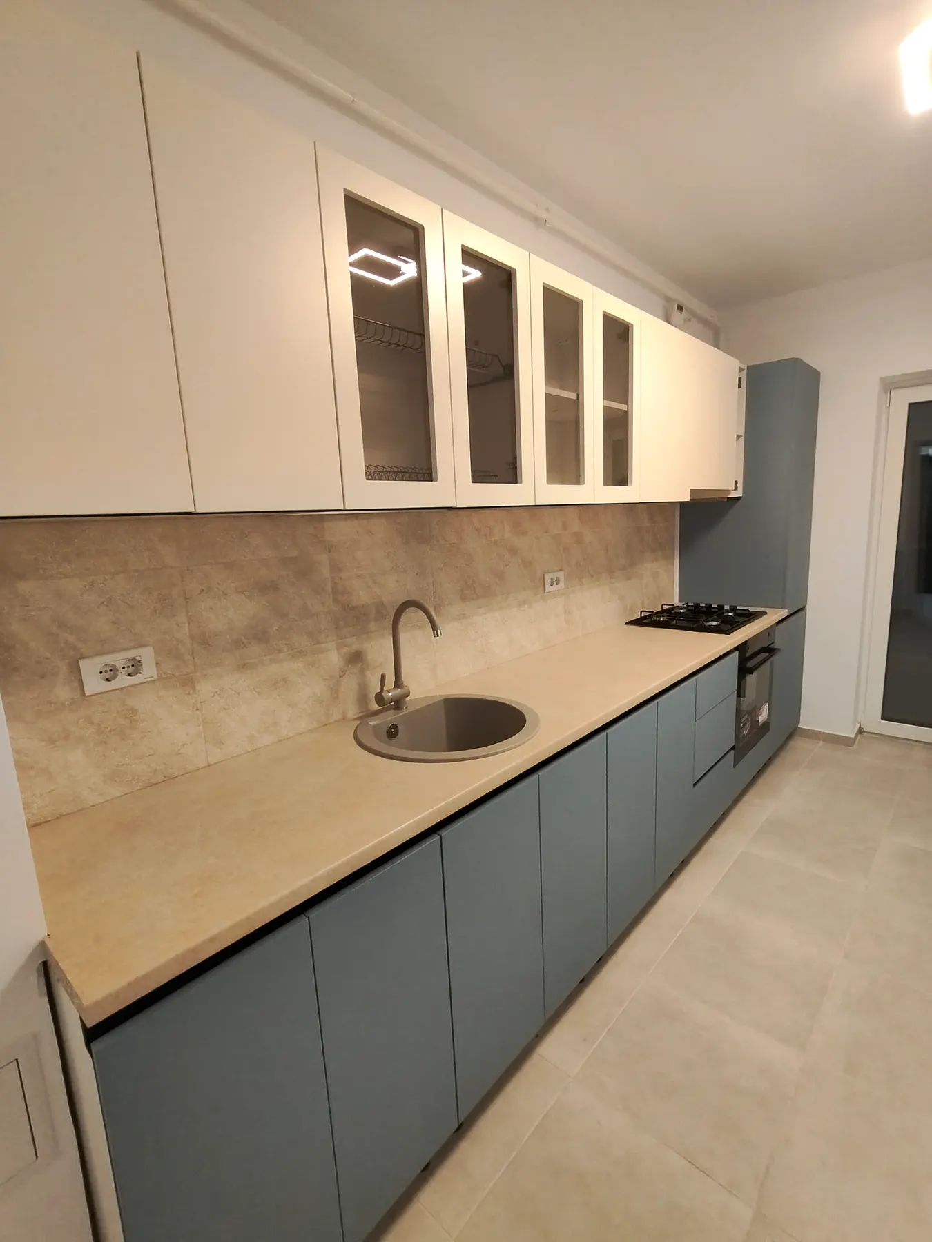 Bucătărie la comandă în nuanțe bleu și crem cu vitrine — exemplu pentru ghidul de preț
