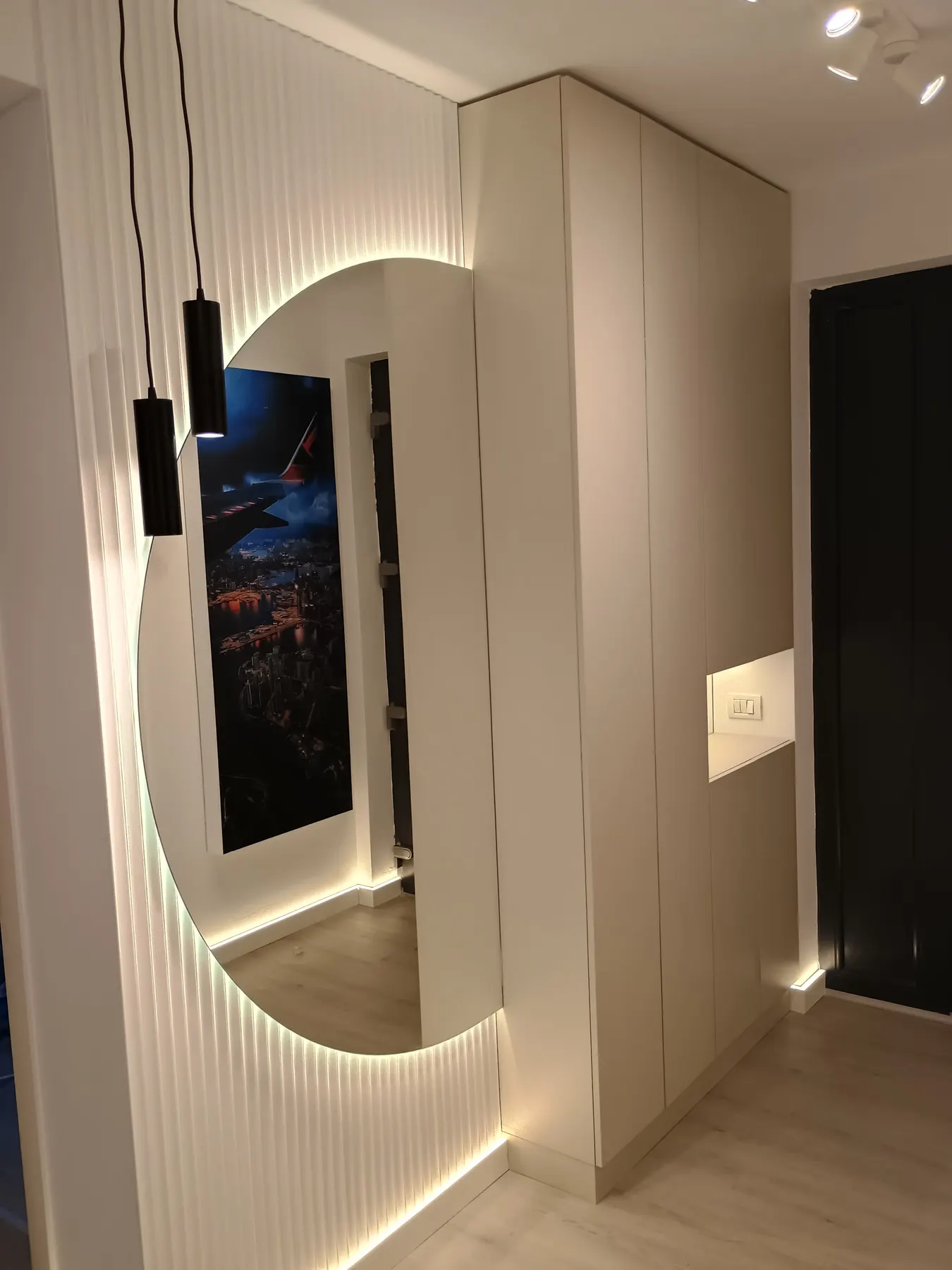 Dressing pe comandă cu partițiune cu arcadă și iluminare LED — exemplu de soluție walk-in